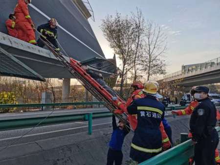 大桥侧翻致4死8伤 湖北高架桥侧翻已致4死8伤,涉事公司对此有何回应